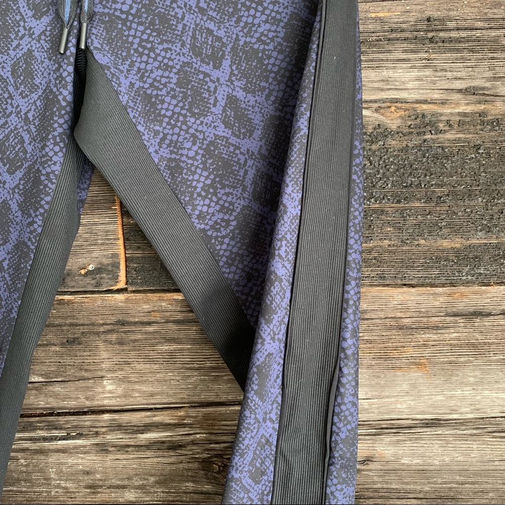 Athleta Printed Brooklyn Jogger Blue Python
NWOT - Picture 5 of 11